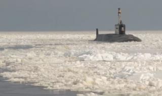 Ледът не спря руска атомна подводница (ВИДЕО)