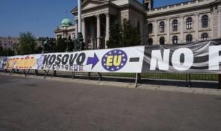 Искат оставката на правителството в Косово