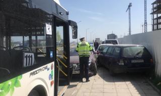 Градски автобус помля коли на Околовръстното в София