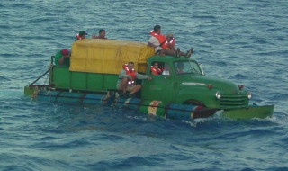 18 кубинци достигнаха брега на САЩ със самоделно корабче