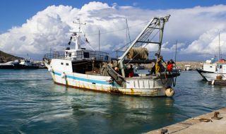 Гърция спаси 500 мигранти в ръждясала рибарска лодка