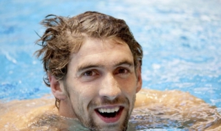 Гейове гонят Фелпс, той се крие в мазе