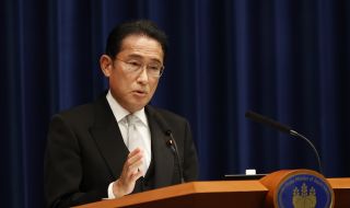 Премиерът на Япония се ваксинира срещу COVID-19 за четвърти път