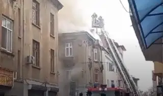 A fire broke out in a residential building on Tsar Simeon Street in Sofia, part of the roof collapsed 