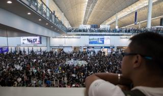 Протестиращи блокираха летището в Хонконг