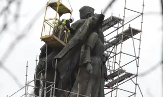 Любомир Далчев, един от авторите на фигурите, определя паметника като един от жалоните на робството 