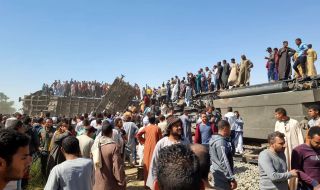 Ужас след сблъсъка между влакове в Египет