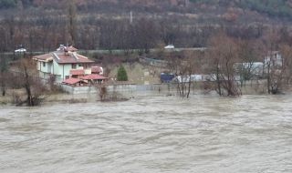 Прелялата Струма наводни къщи в Благоевград