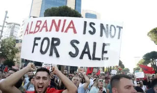 Сблъсъци и коктейли „Молотов“ при протеста в Тирана