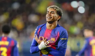 Ламин Ямал игра мачле с деца на плажа в Дубай