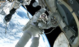 Астронавтите от НАСА излязоха в открития Космос (ВИДЕО)