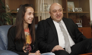 Красен Кралев прие в кабинета си 14-годишна национална рекордьорка