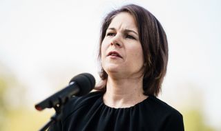 Първата спирка на германския външен министър е Буча