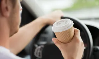 Пиенето на енергийни напитки и кафе по време на шофиране е безполезно