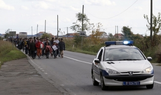 Бежанци се сбиха в Белград и тръгнаха към унгарската граница