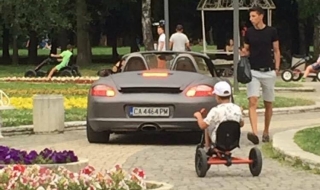Мъж подкара скъпа кола в Южния парк (Снимки)