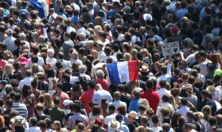 Франция почете жертвите на нападението в Ница