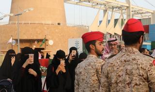 Революционно! Жени влизат в саудитската армия