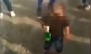 Задържан е бащата на 2-годишното дете, заснето с бутилка бира в ръка