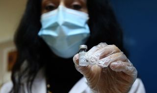 "Пфайзер": Южноафриканският вариант може значително да намали защитата на COVID ваксината 