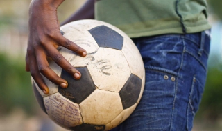 Шофьор сгази трима запалянковци на Габон