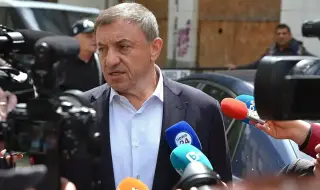 ФБР отключи телефона на Алексей Петров, следствието очаква данните
