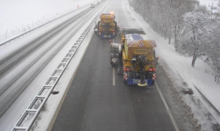 Над 130 специализирани машини чистят снега в София