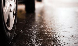 Знаете ли с колко се увеличава разходът на гориво по време на дъжд?