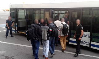 Експулсираха 18 незаконно пребиваващи у нас чужденци