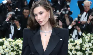 Хейли Бийбър нажежи страстите по черна дантела на премиерата на "Брулени хълмове" (СНИМКИ)