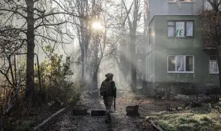 Русия твърди, че настъпва в Мирноград, Украйна отрича загубата на градовете