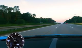 С 417 км/ч по нормален път - вижте през очите на шофьора (ВИДЕО)