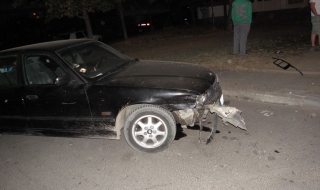 БМВ помля два автомобила и стълб в нощен екшън в Благоевград