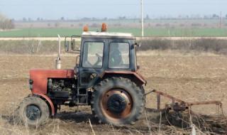 Трактор премаза жена в Бургаско