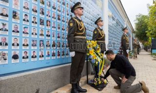Зеленски, Борел и Залужни почетоха паметта на загиналите за родината украинските войници