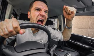 Откриха какво помага на агресивните шофьори