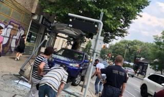 Лек автомобил се вряза в спирка в София