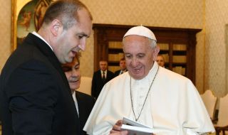 Президентът подари на папата триптих от Тревненската школа