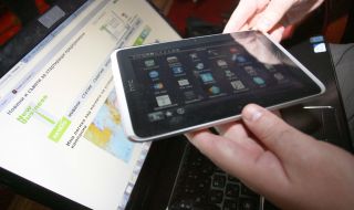 Ще учат възрастните хора на дигитални умения със средства от Плана за възстановяване