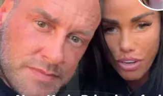 Измамената секс бомба Кейти Прайс върна брачната халка на съпруга си в затвора