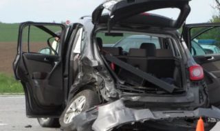 Жертва след тежка катастрофа между два автомобила на пътя Русе - Бяла