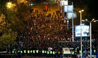 Погром в центъра на София: Масово меле между ултраси и полиция, има ранени