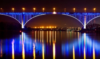 Задигнаха празничната украса на Аспаруховия мост