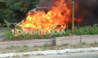 Микробус с пътници се запали в движение, няма пострадали 