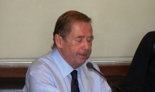 Летището в Прага ще носи името на Вацлав Хавел