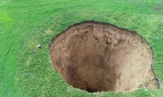 Огромен кратер се отвори насред поле в Русия (ВИДЕО)