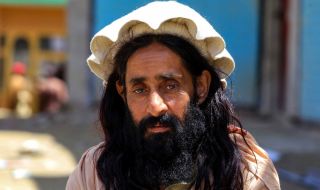 Шефът на талибаните се моли за жертвите на земетресението в Афганистан 
