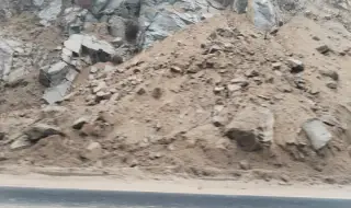 Свлачище затрудни движението в Кресненското дефиле