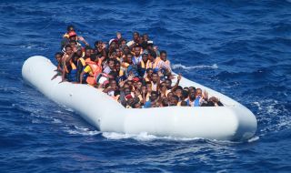 Сенегал задържа две лодки с 272-ма кандидат-мигранти на 100 км от брега