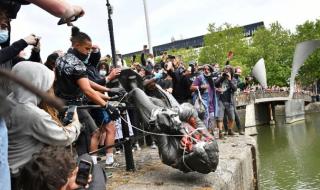 Протестиращи събориха и изхвърлиха в морето статуя на търговец на роби 